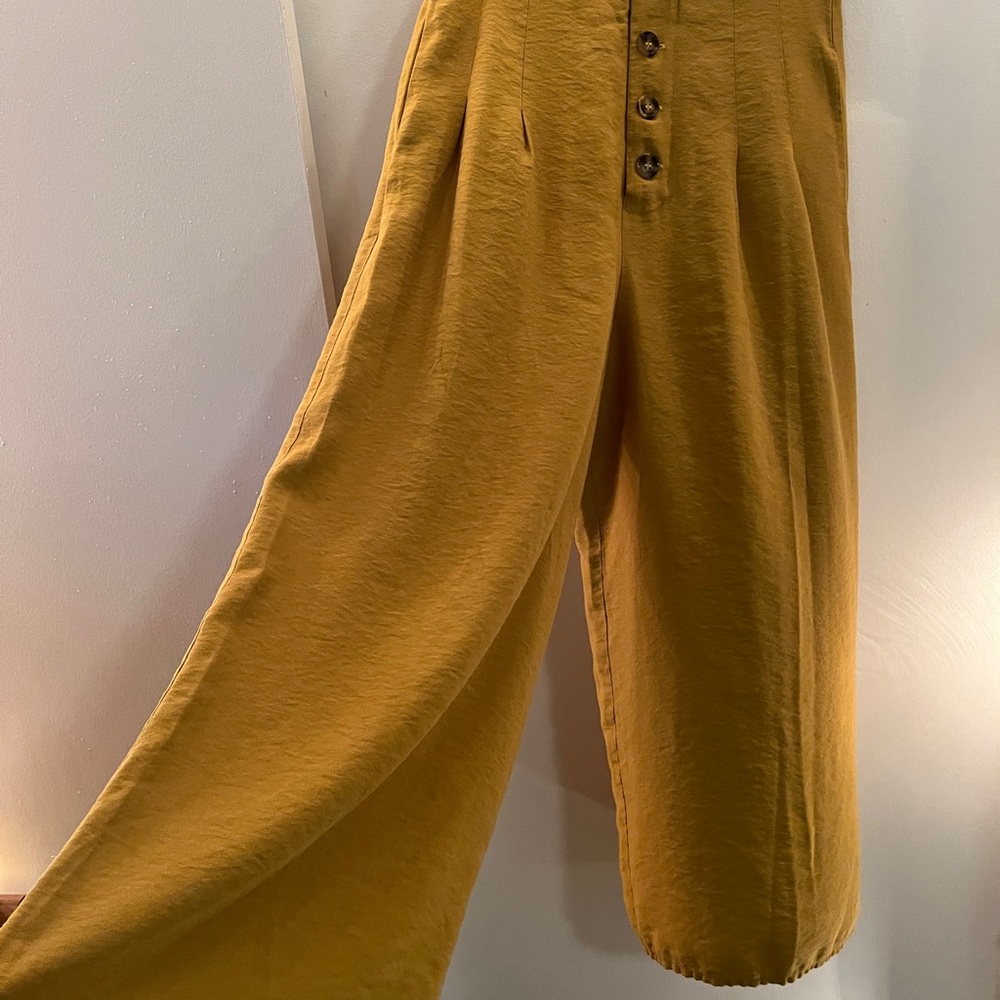 Small mustard yellow Gilli linen gaucho pants with pockets
